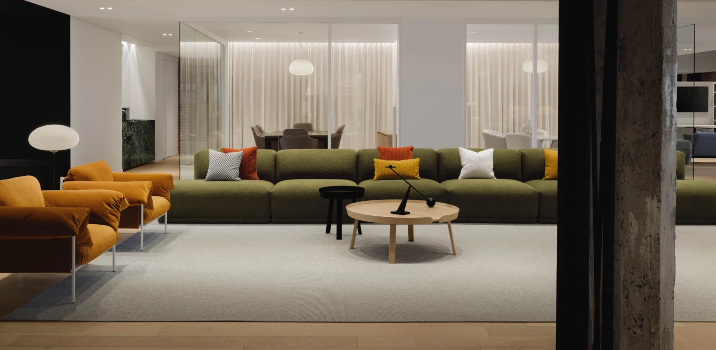 Vue rapprochée du canapé vert dans la Salle d'exposition Möbel