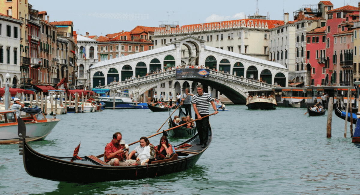 Venice looks to unclog its canals from day trippers