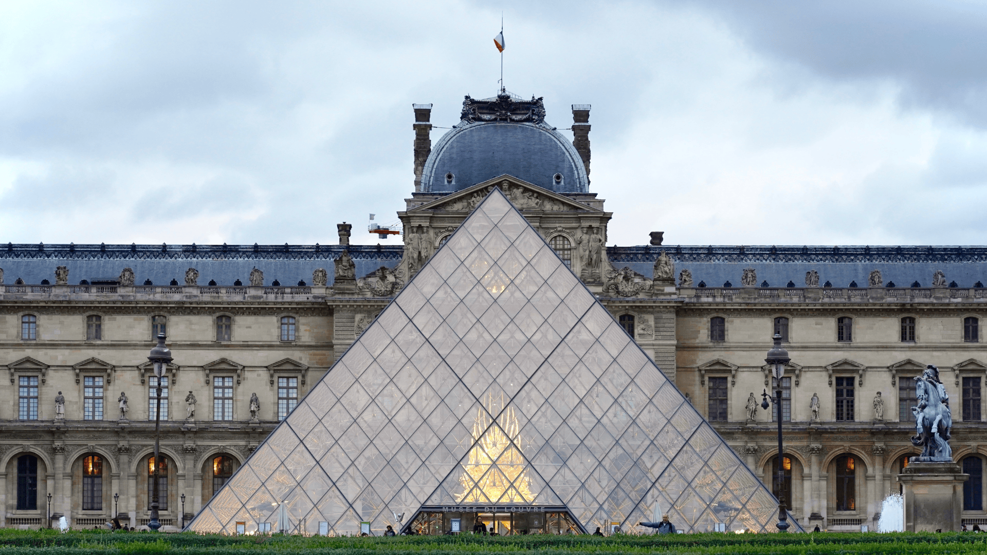 Over-tourism shuts down the Louvre