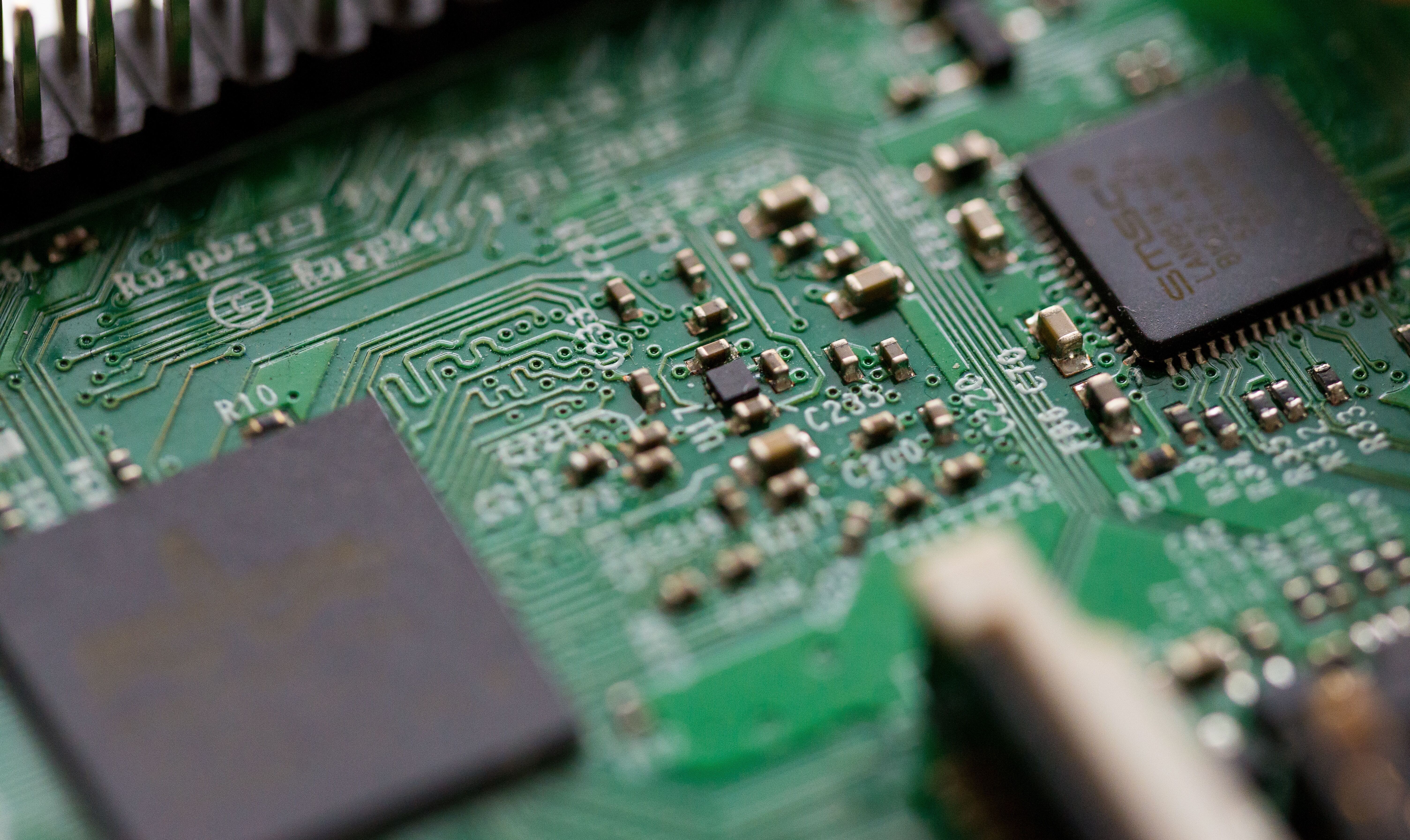 US escalates tech war with China 