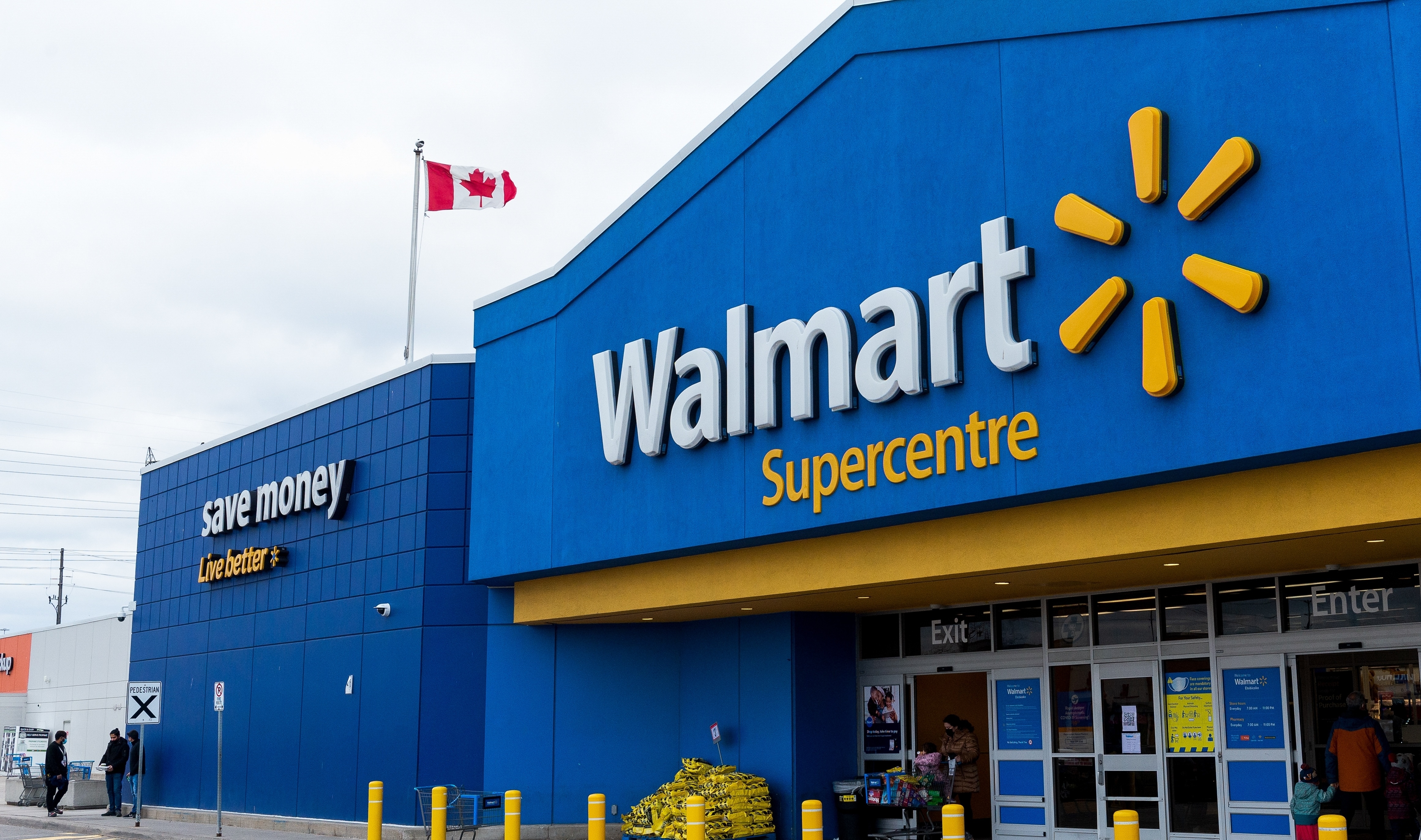 Walmart lifts wages to hang on to workers