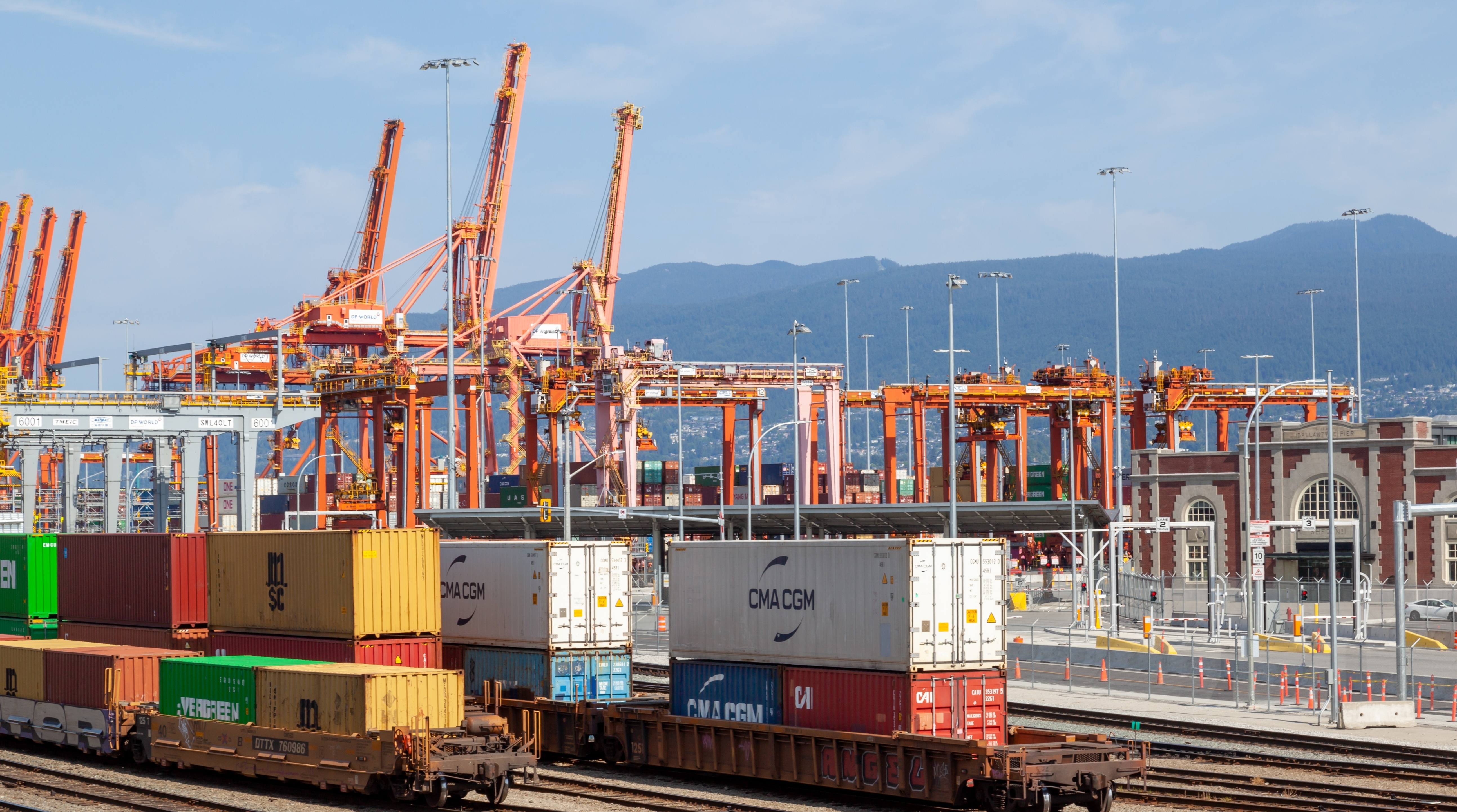 Ottawa puts an end to port strikes