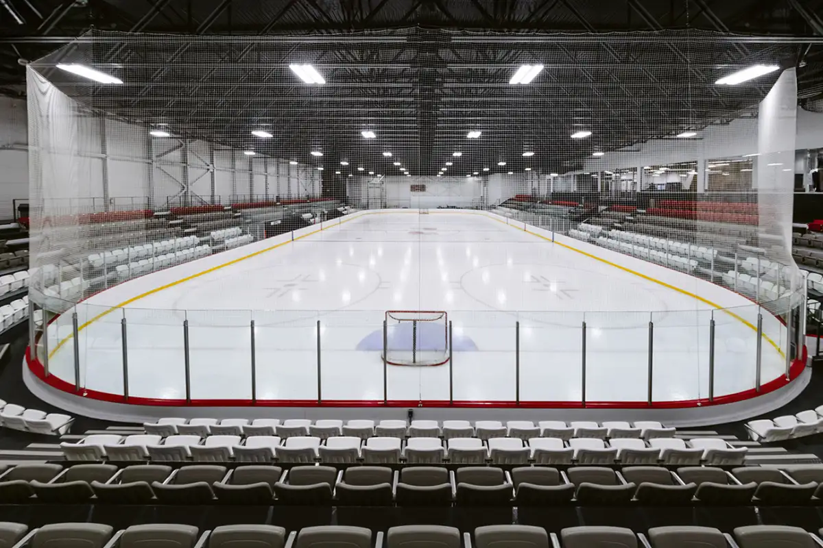 Patinoire de l’aréna de Wemindji, une surface de glace entourée de gradins.
