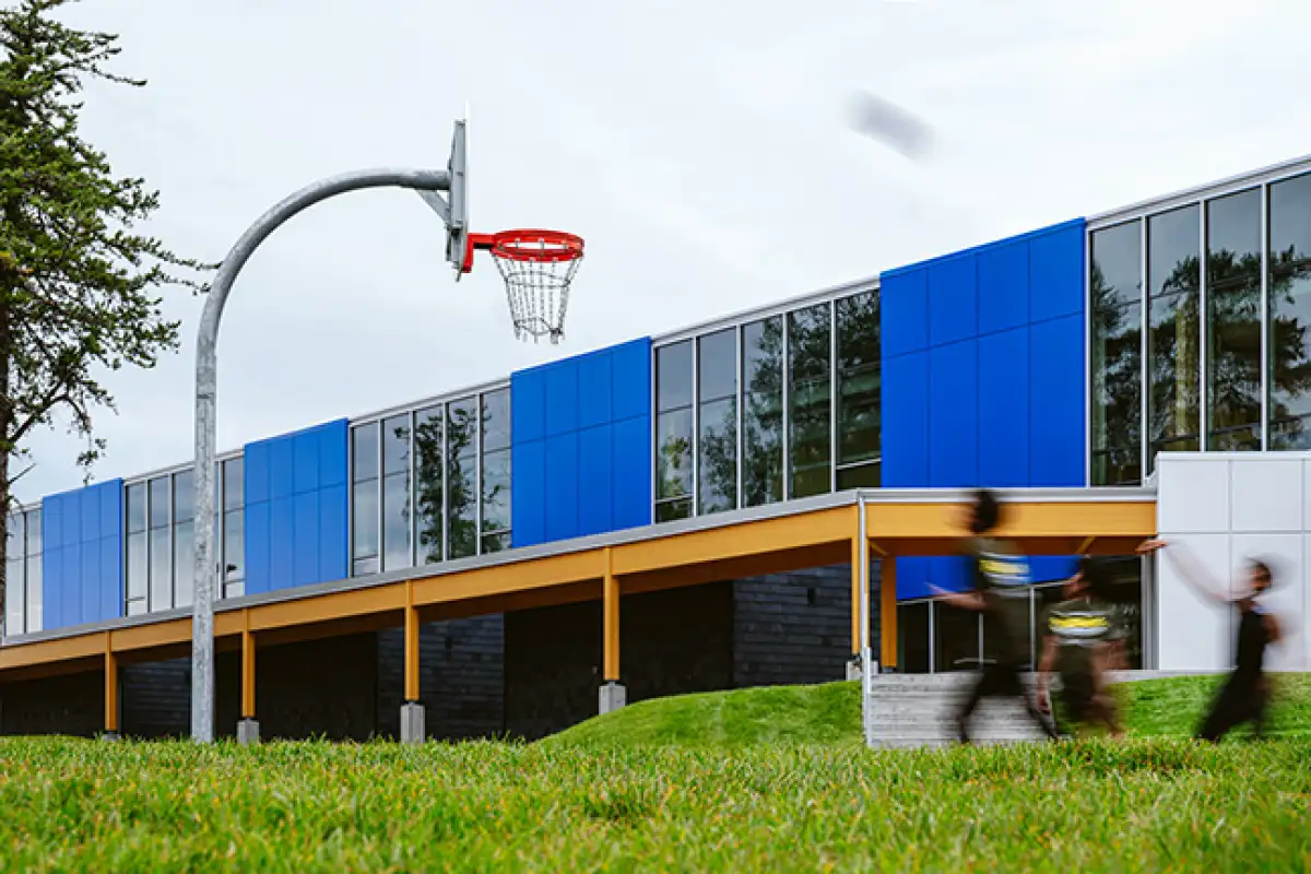 École primaire et secondaire MacLean Memorial - cours extérieur