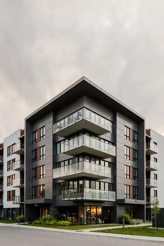 Immeuble résidentiel moderne avec balcons vitrés et façade contemporaine