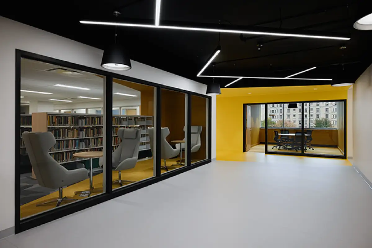 Zone d’étude et de collaboration au campus Concordia avec design intérieur moderne, salles vitrées et espaces de travail universitaire flexibles.
