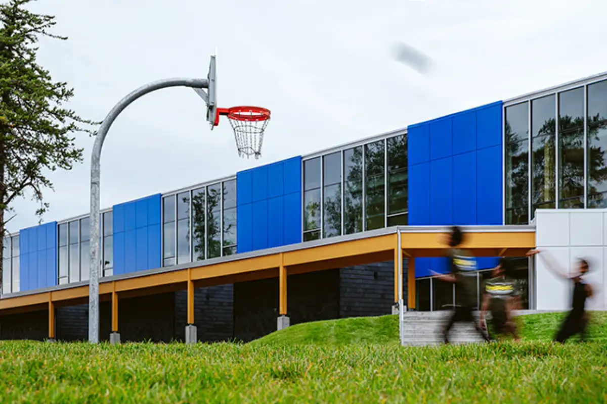 École primaire et secondaire MacLean Memorial - cours extérieur