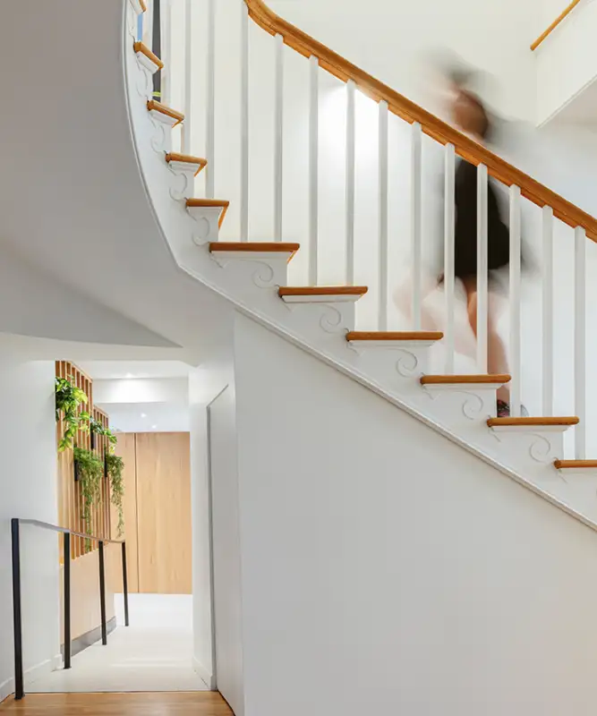 Escalier élégant avec des marches en bois naturel, offrant un design chaleureux et raffiné dans l’espace intérieur. »
Si tu veux
