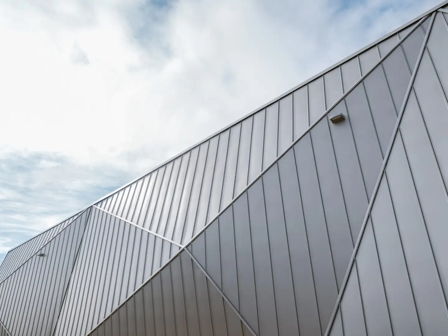 Extérieur de l’aréna de Wemindji : un revêtement en métal au style moderne.