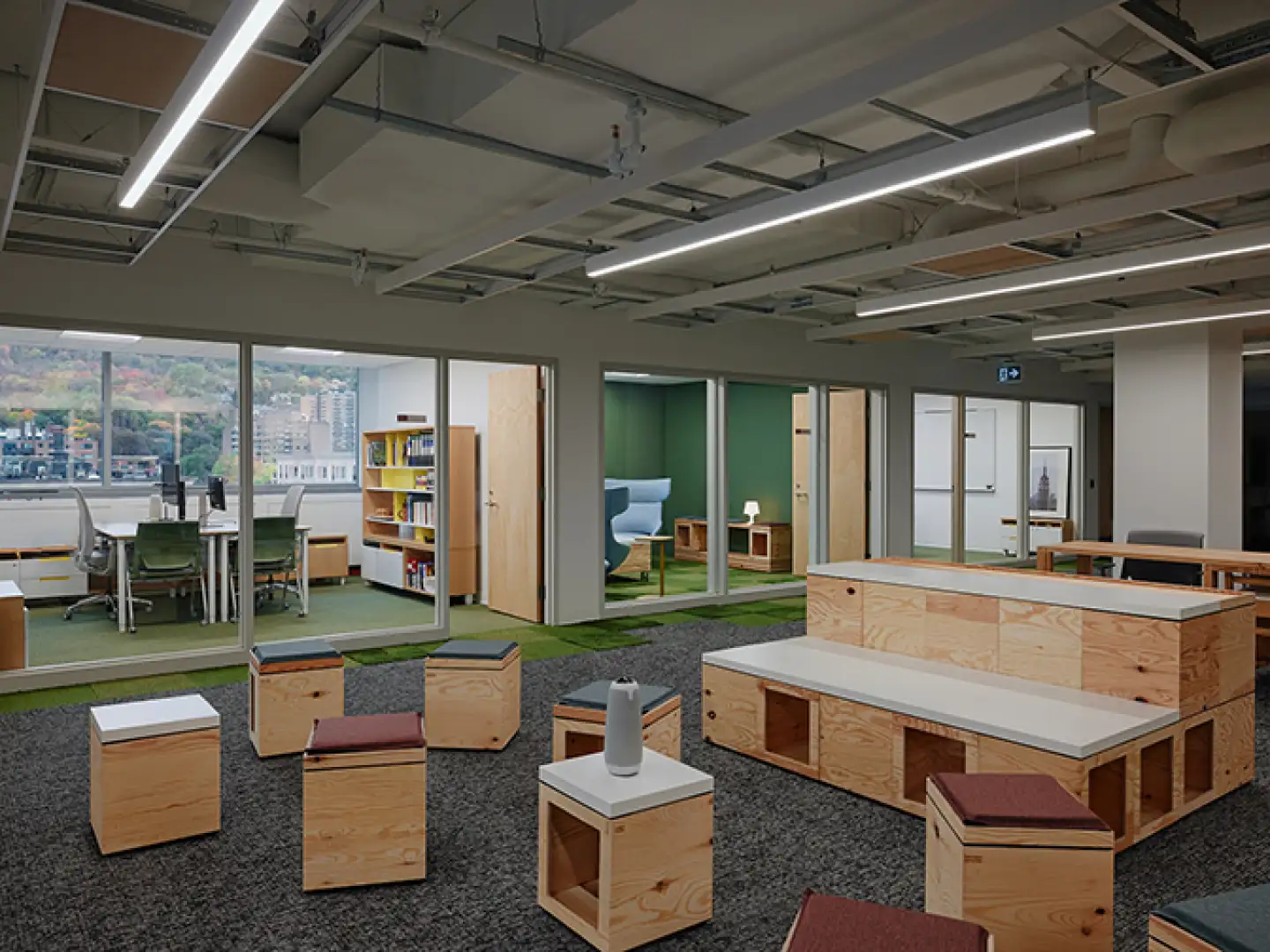 Espace d’apprentissage flexible du campus universitaire Concordia combinant architecture contemporaine, mobilier en bois et zones collaboratives.