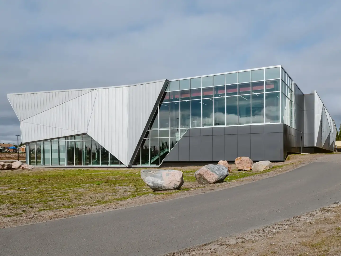 Vue extérieure de l’aréna de Wemindji, un bâtiment moderne avec une façade en verre et métal