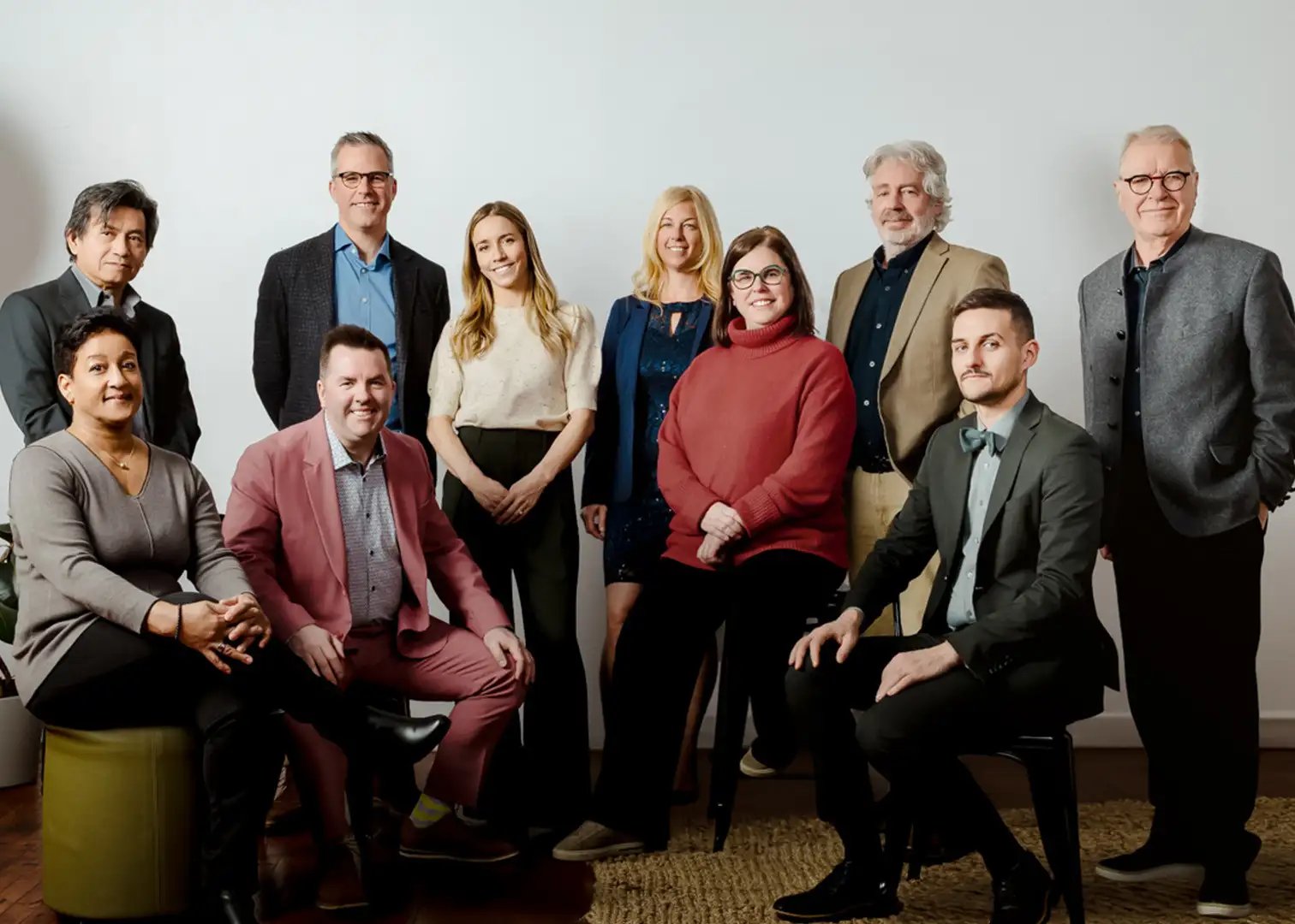 Associés RÉGIS 
DERRIÈRE : Tinh Nguyen, Jérôme Côté, Caroline Guérard, Marie-Claude Fournier, Jocelyn Boilard, Régis Côté  DEVANT : Magalie Michel, Félix Côté, Stéphanie Côté, Olivier Lalancette par Victoria Dimaano