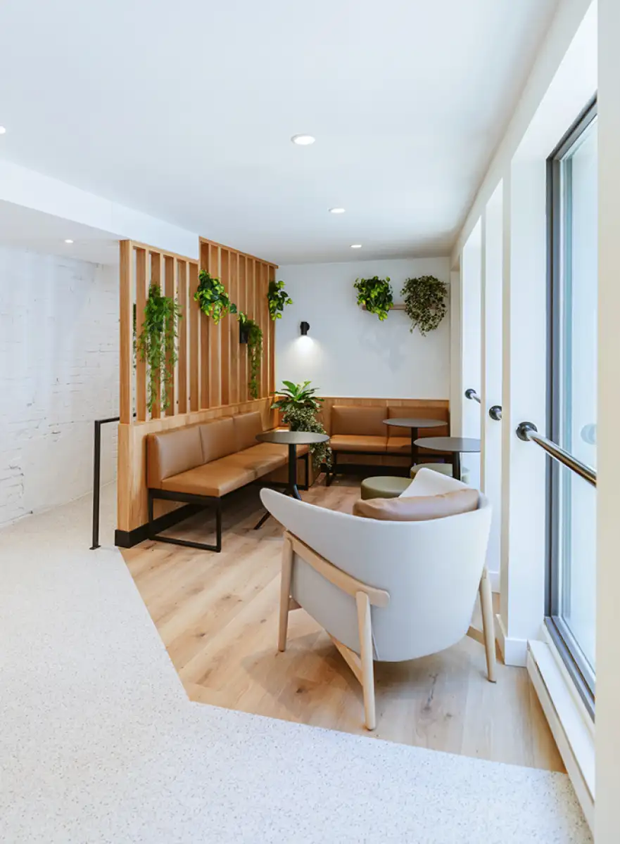 Salle de détente lumineuse de la Maison Abner‑Bagg, avec mobilier confortable et espace paisible dédié au repos.
