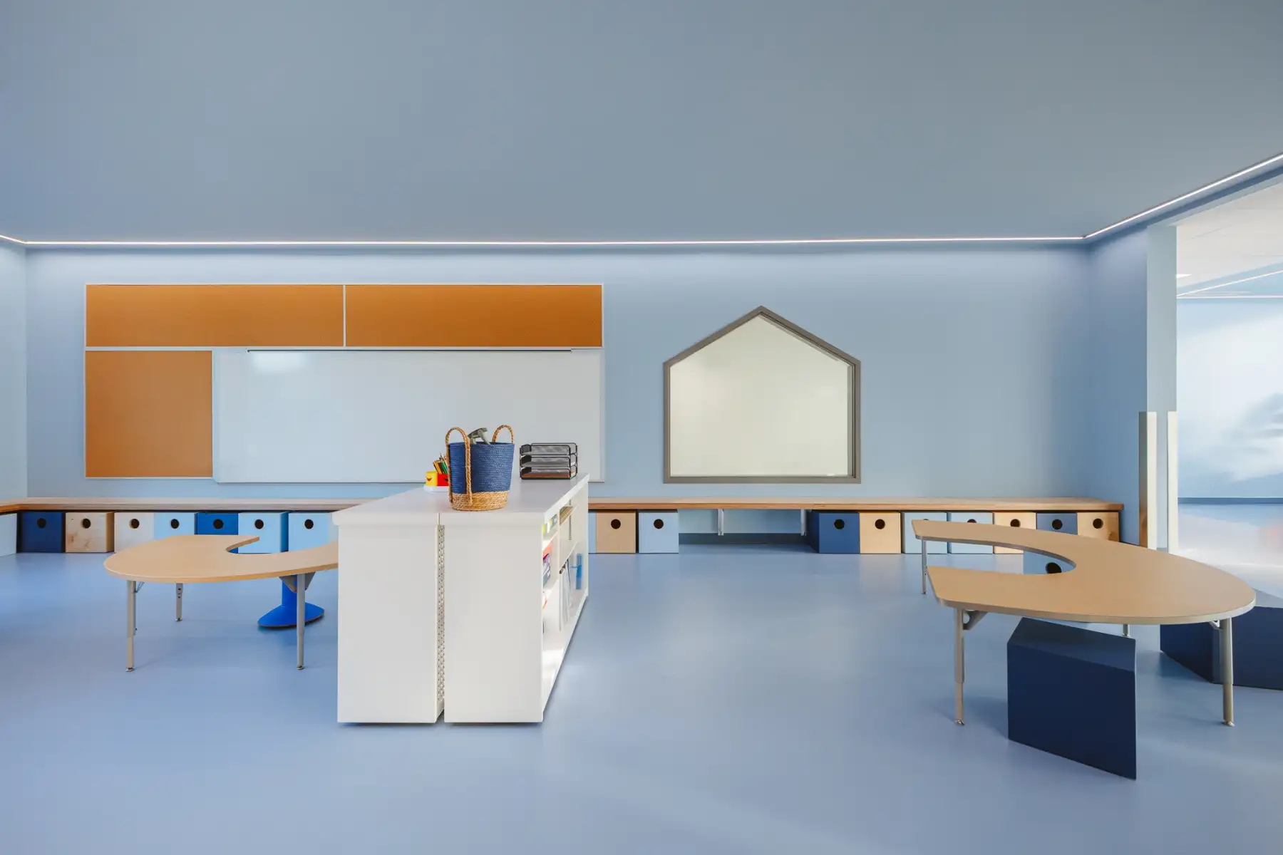Classe préscolaire lumineuse de l’École des Deux-Rivières avec mobilier flexible, rangements intégrés et espace d’apprentissage adapté aux jeunes élèves.