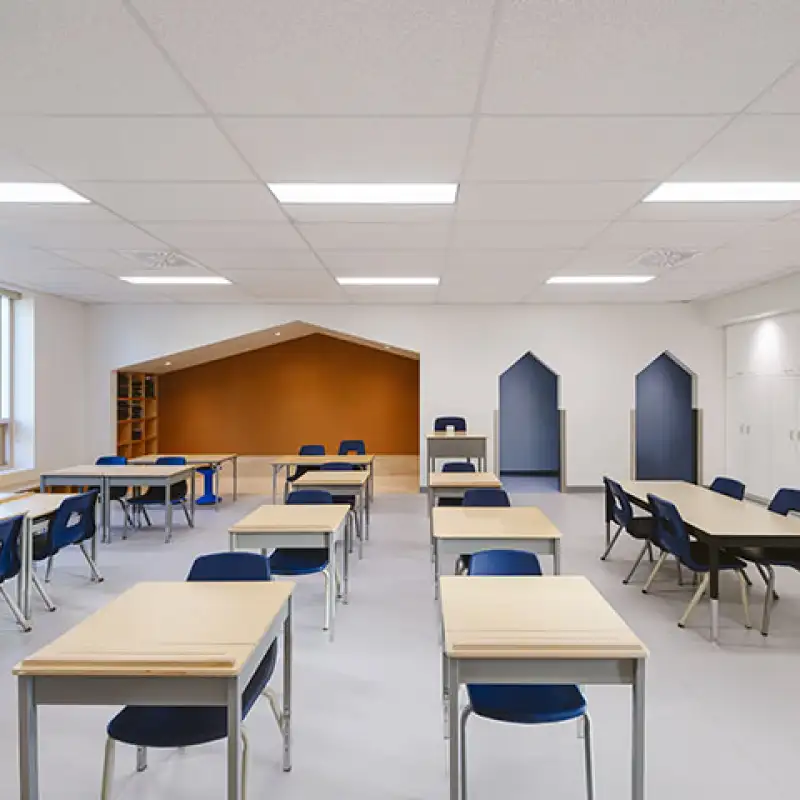 Salle de classe moderne de l’École des Deux-Rivières avec espaces collaboratifs, mobilier scolaire et aménagement favorisant l’apprentissage.