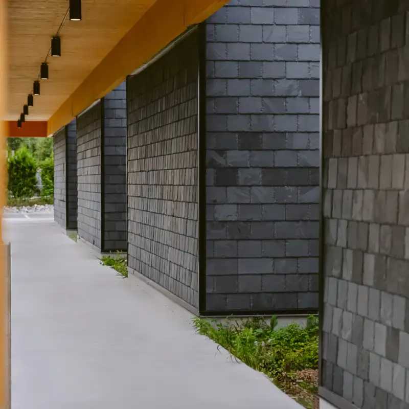 Voir la photo École primaire et secondaire MacLean Memorial - entrée