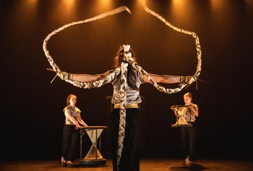 Three dancers, one with long braids, the other two with hourglasses  - Moïra - Sursaut