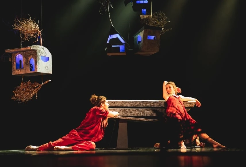 Picture of two performers speaking on a bench - Echos - Sursaut