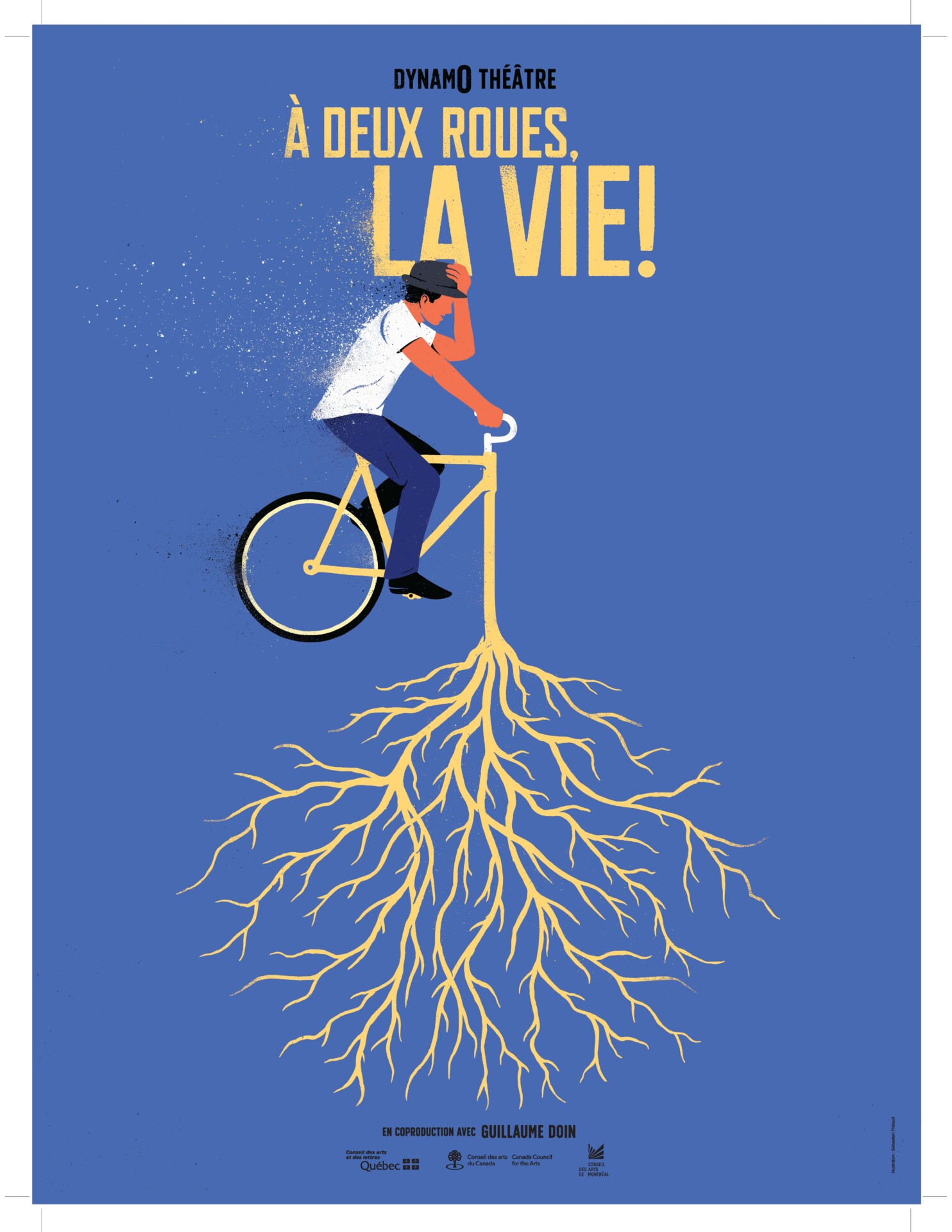 Affiche du spectacle "À deux roues la vie" de Dynamo Théâtre. Un personnage est sur un vélo. Au lieu d'une roue avant, des racines comme un arbre. L'affiche est bleue et le texte jaune.