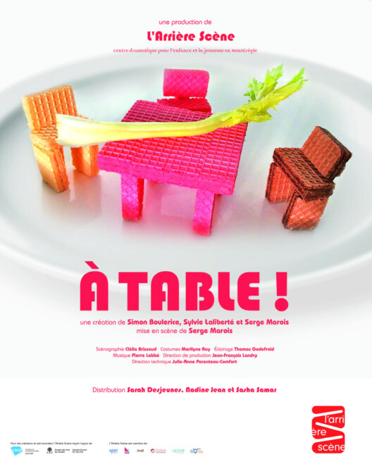 Photo en gros plan d'une assiette blanche dans laquelle se trouvent une table et trois chaises en biscuits gaufrette. Un bout de céleri est posé sur la table. Le titre "À table!" et les crédits sont écrits en rose.