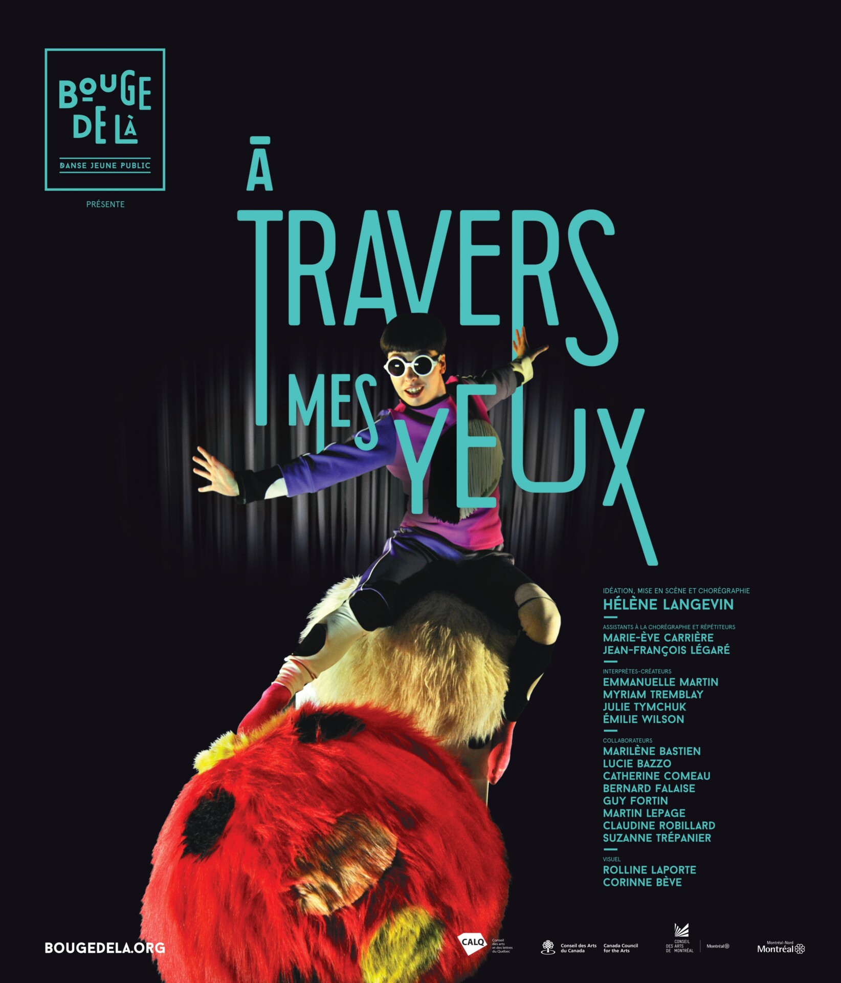 Une danseuse chevauche de grosses boules rouges et blanches aux longs poils. Son costume est rose, noir et mauve et elle porte des lunettes teintées rondes. En bleu, le titre « À travers mes yeux » entoure son visage. L'ensemble est dynamique.