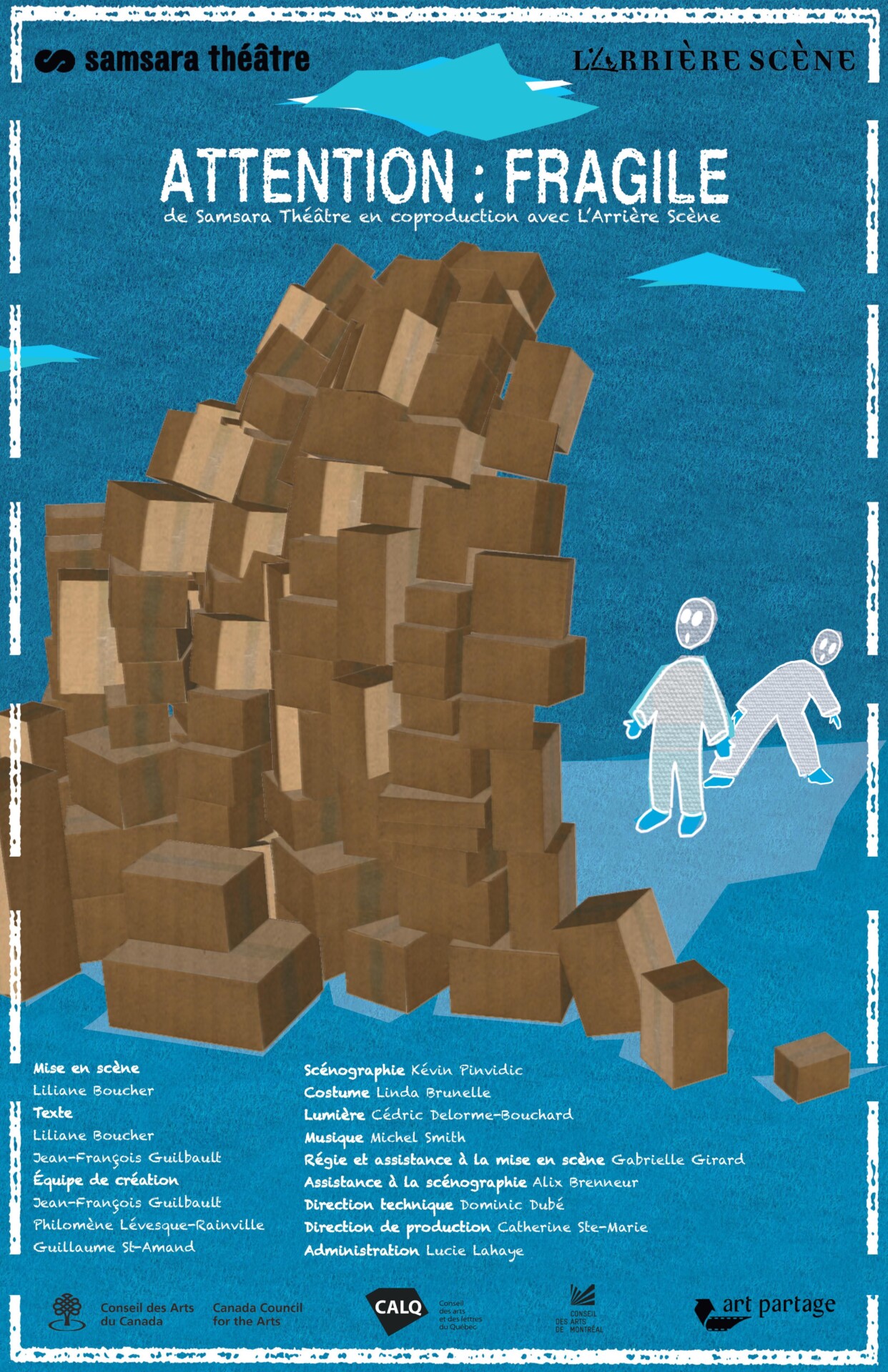 Affiche du spectacle "Attention : Fragile". Une montagne de boîtes de carton est dessinée sur un fond bleu. À droite, deux figures blanches regardent les boîtes en équilibre précaire avec de grands yeux. Le titre apparaît en haut, en écriture blanche.