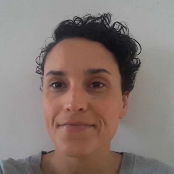 Photo de Citlali, une femme au teint moyen, aux yeux bruns et aux cheveux noirs courts et frisés. Elle porte un haut gris et regarde devant elle, le visage détendu.