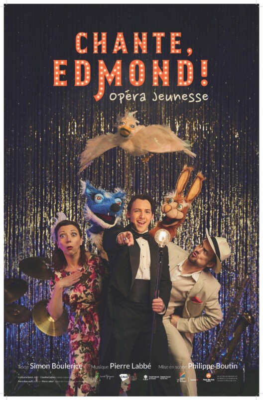 Affiche du spectacle "Chante, Edmond!". Trois artistes, à gauche une femme avec une robe fleurie, au centre un homme avec un tuxedo noir et blanc, à droite un homme avec un complet beige. Derrière et au-dessus d'eux, trois marionnettes d'animaux.