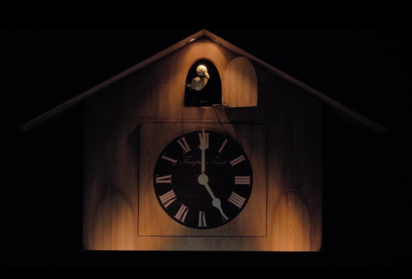 La marionnette de Coucou est dans une ouverture en haut de l'horloge, qui indique 17h.