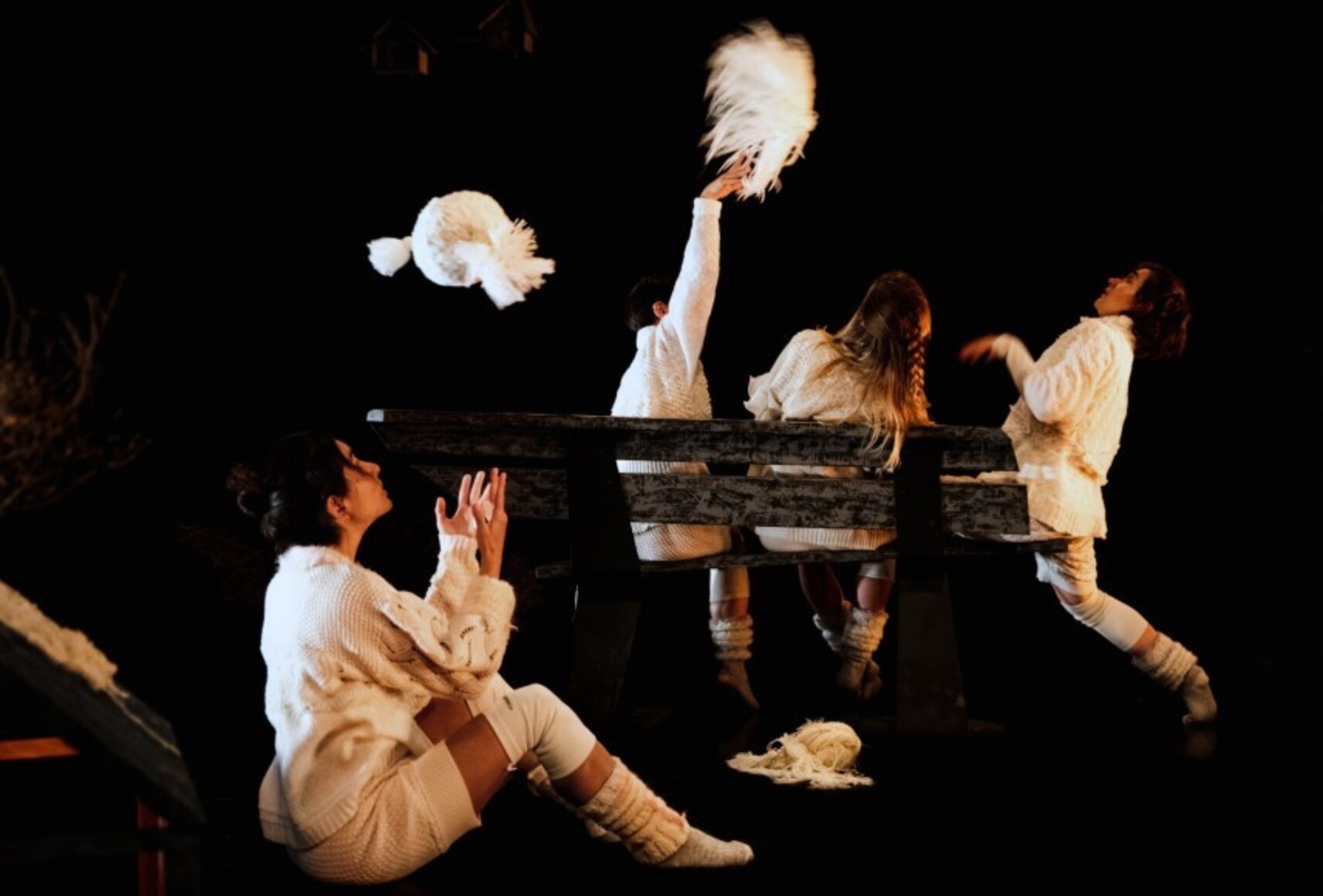 Picture of 4 performers dressed in white and playing with accessories - Échos - Sursaut