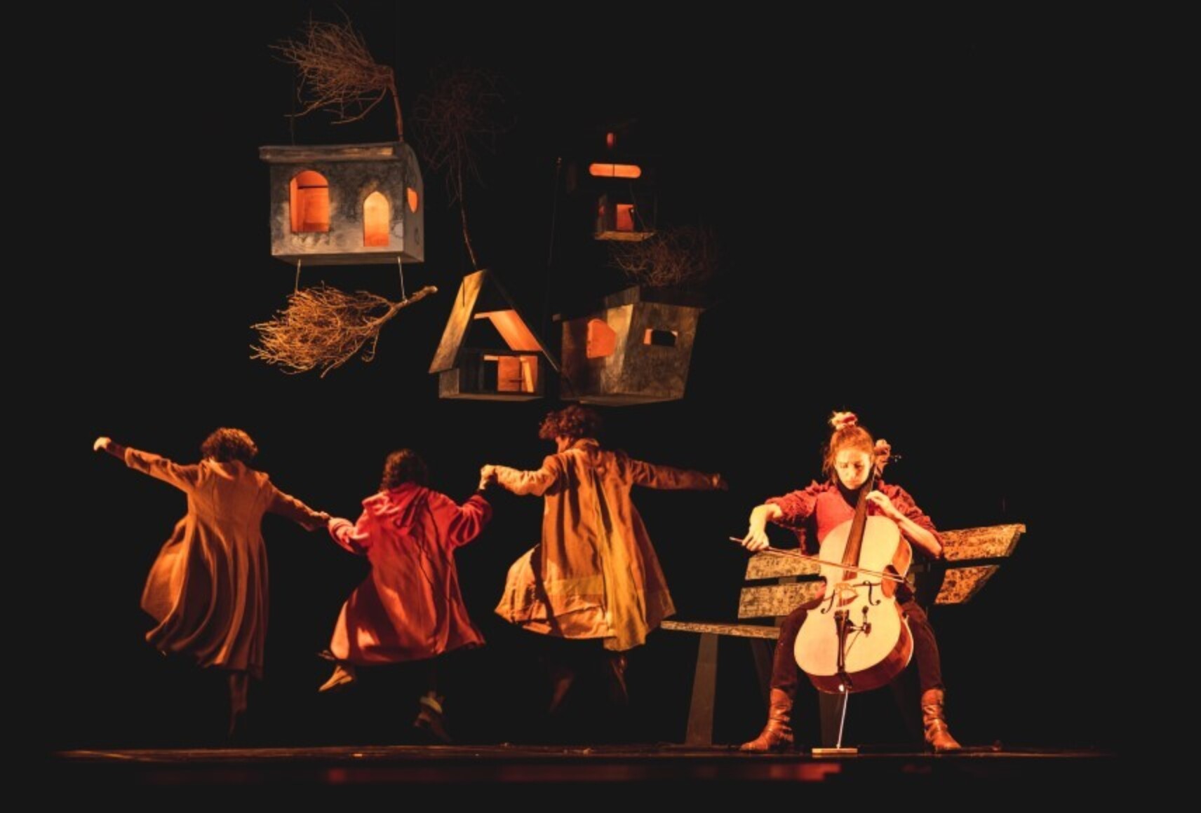 Three performers dancing and one playing the cello - Échos - Sursaut