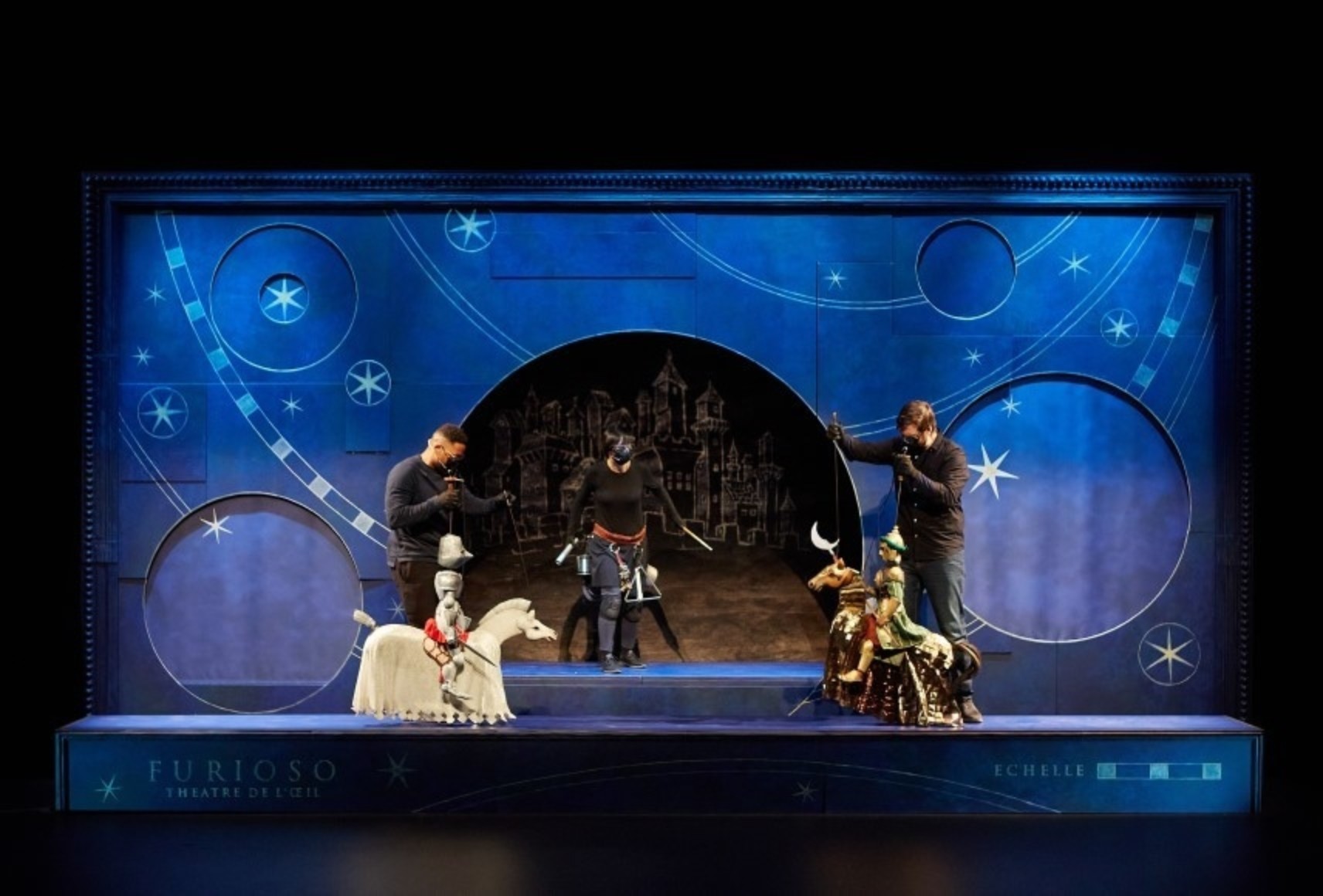 Orlando et Abderam se font face, sur leur cheval, dans le décor