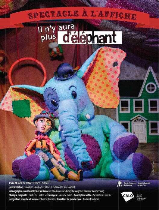 Affiche du spectacle "Il n'y aura plus d'éléphant". Une petite marionnette est appuyée sur la jambe d'un grand toutou éléphant coloré. En arrière-plan, des éléments de décor et une maison verte et blanche.
