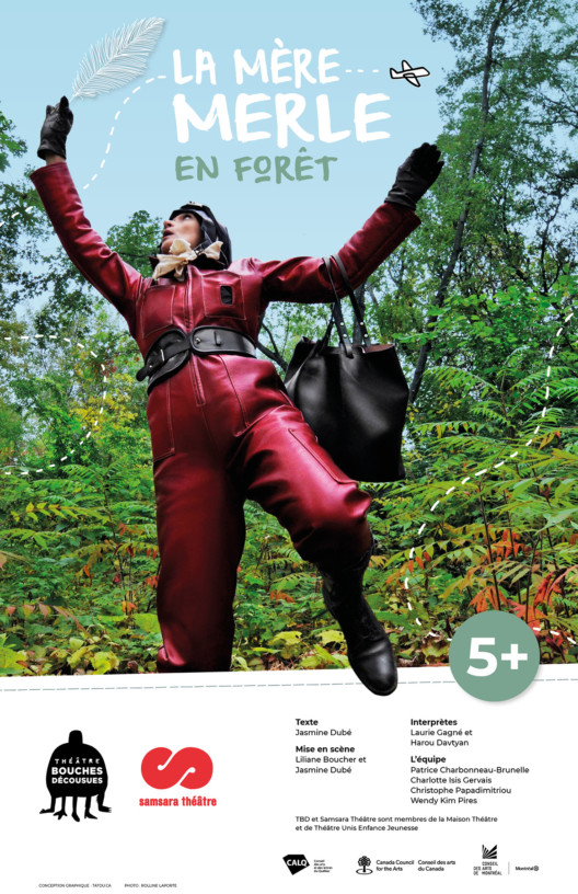Affiche du spectacle "La mère merle en forêt". Une femme portant une combinaison en cuir bourgogne, avec des gants, des bottes et une ceinture noirs. Elle porte un chapeau noué au cou et a un grand sac noir en cuir. Comme arrière-plan une photo de boisé.