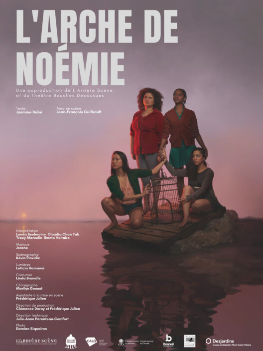 Affiche du spectacle L'arche de Noémie. Quatre femmes sont sur une palette de bois et regardent vers la gauche. Les deux au centre sont debout, les autres accroupies. Au milieu, une cage à oiseau vide. Le fond est mauve et rose, et il y a de l'eau au sol.