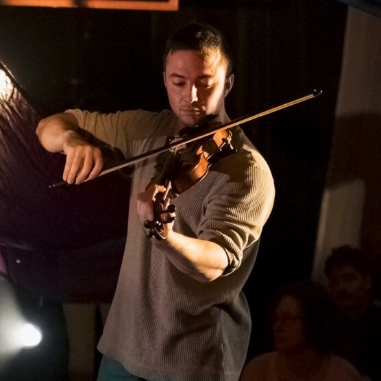 Photo portrait de l’artiste Bobby Cookson, jouant du violon