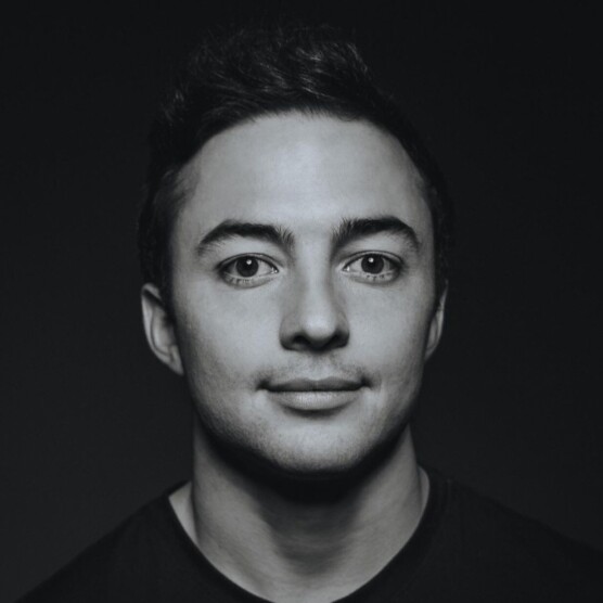 Photo portrait de l’artiste Bobby Cookson, yeux et cheveux bruns, regard espiègle