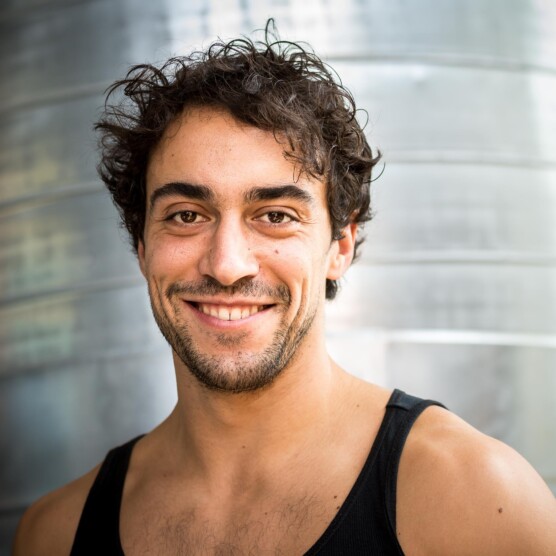 Photo portrait de l’artiste Teo Spencer, causasien, yeux et cheveux bruns, musclé