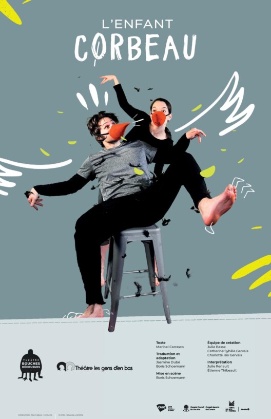 Affiche du spectacle "L'enfant corbeau". Un homme assis sur un tabouret, le pied gauche en l'air, le corps penchant vers l'arrière, en appui sur une femme. Des ailes sont dessinées autour de ses bras ouverts. Les deux portent un masque conique rouge.