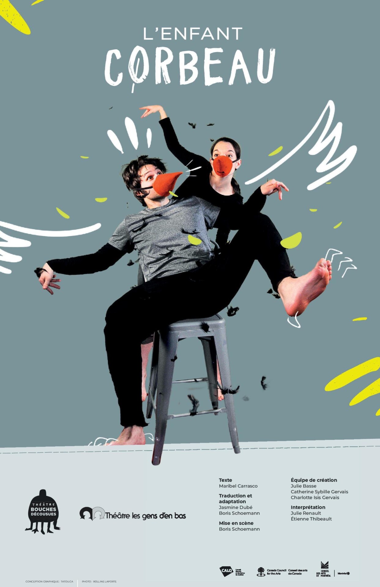Affiche du spectacle "L'enfant corbeau". Un homme assis sur un tabouret, le pied gauche en l'air, le corps penchant vers l'arrière, en appui sur une femme. Des ailes sont dessinées autour de ses bras ouverts. Les deux portent un masque conique rouge.
