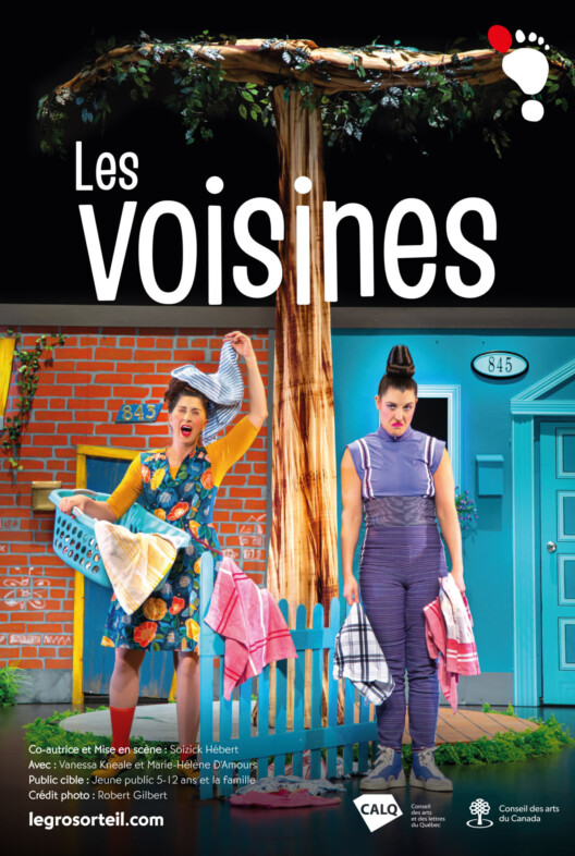 deux comédiennes jouent le rôle de deux voisines : une des deux est joyeuse avec un panier de linge dans les bras, la deuxième a une expression frustrée