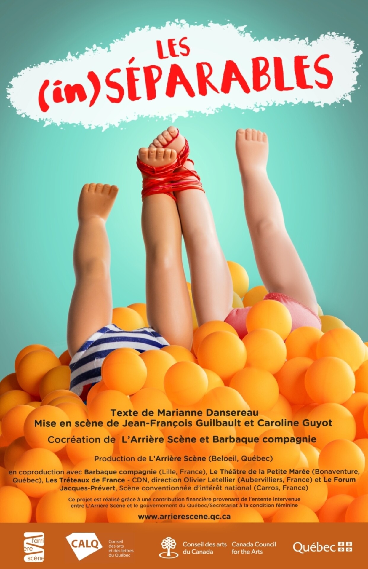 Affiche du spectacle Les (in)séparables : deux paires de jambes d’enfants émergent d’un bassin de balles orange, l’une attachée par un ruban rouge.