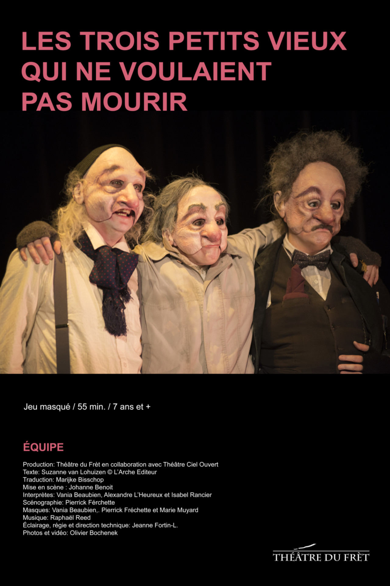 Affiche du spectacle "Les Trois petits vieux qui ne voulaient pas mourir". Trois personnages portant des masques de théâtre sont côte à côte, celui du milieu a ses bras autour des épaules des autres. Ils portent des vêtements beiges, bruns et gris.