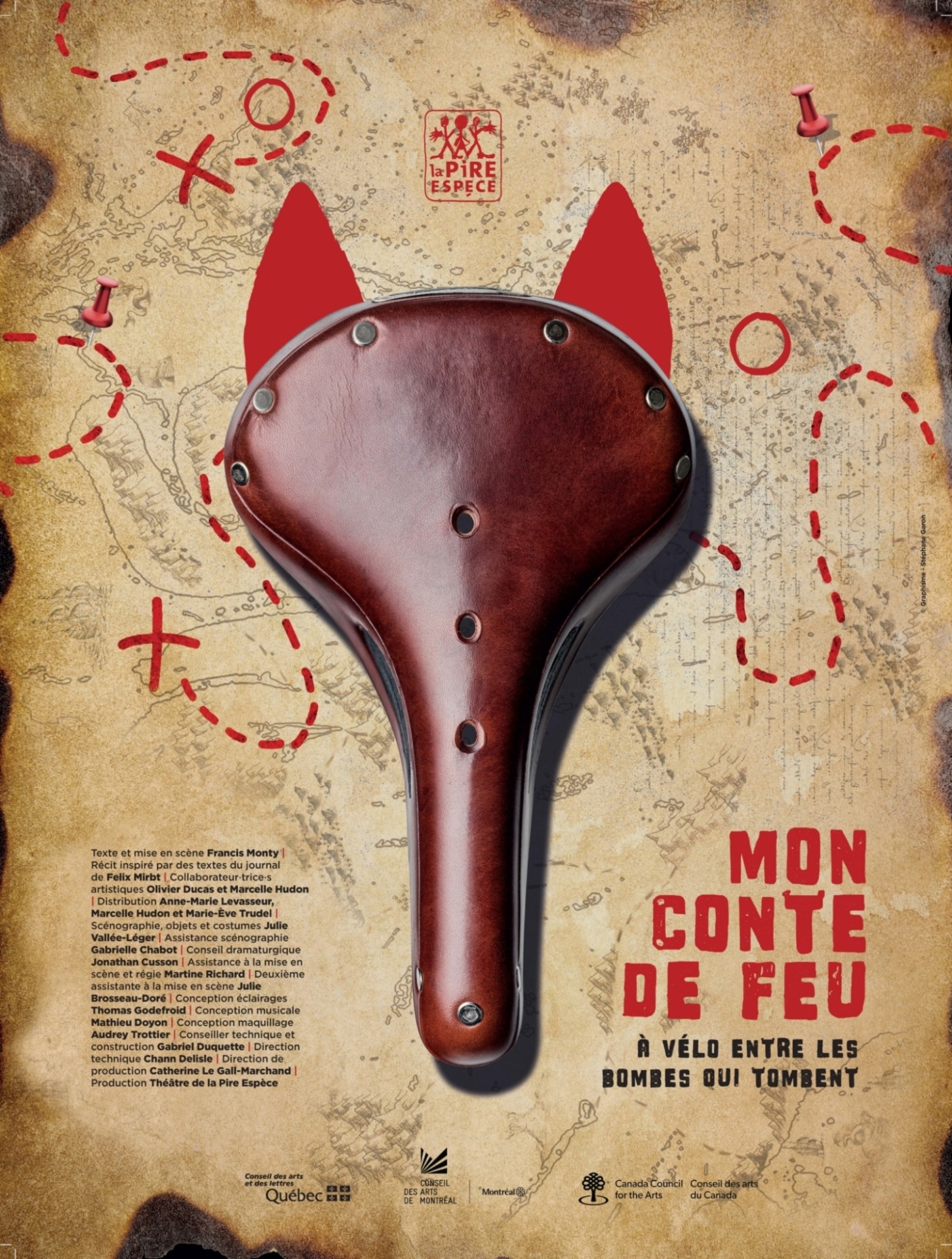 Affiche du spectacle "Mon conte de feu". Au milieu d'une carte ancienne, une selle de vélo en cuir. Des oreilles rouges sont dessinées sur le dessus de la selle, évoquant un animal. D'autres traces au crayon rouge créent des chemins sur la carte.