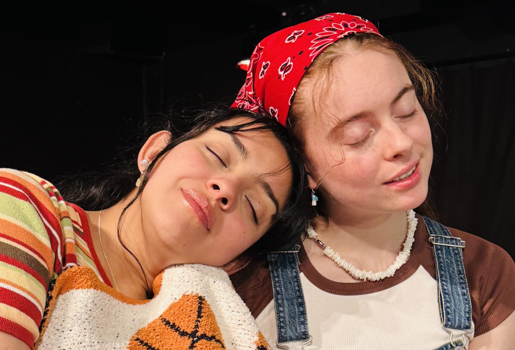 Les deux personnages féminins sont assises, serrées sous une couverture décorée de motifs de ballons de basketball.