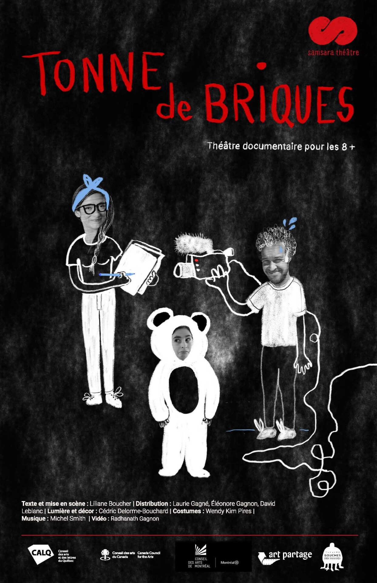 Affiche du spectacle "Tonne de briques". Trois personnages dont la tête est une photo en noir et blanc, et le corps est dessiné en noir et blanc. Sur fond noir, une femme écrit dans un cahier de notes, un homme tient une caméra, la 3e est costumée en ours