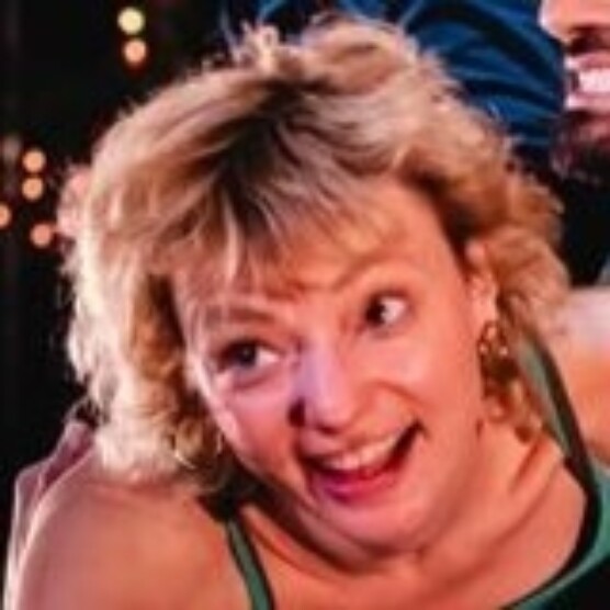 Photo en gros plan de Nina, tout sourire, en pleine portée dans les bras de Mehdi.