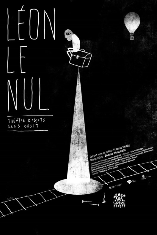 Affiche du spectacle "Léon le nul". Dessin en noir et blanc d'un personnage assis sur une mallette, en haut d'un côte de lumière blanche. Au sol, un chemin de fer et des clous. Au loin, une montgolfière blanche en vol.