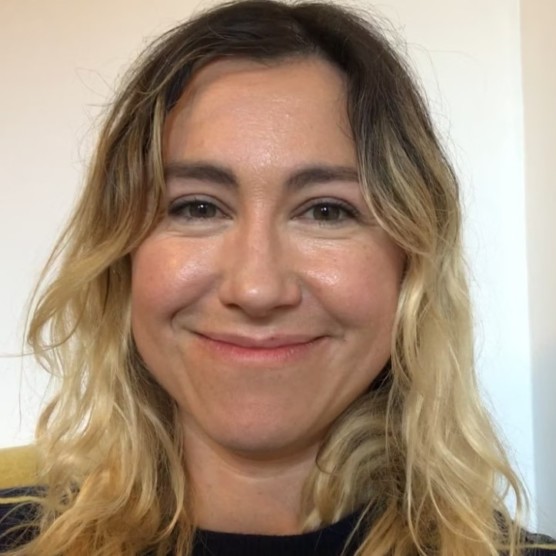 Photo de Valérie, une femme au teint clair, aux yeux bruns et aux cheveux blonds ondulés aux épaules. Elle regarde la caméra en souriant.