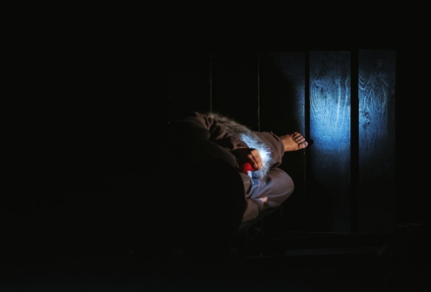 Photo de Lou dans l'escalier avec sa lampe de poche